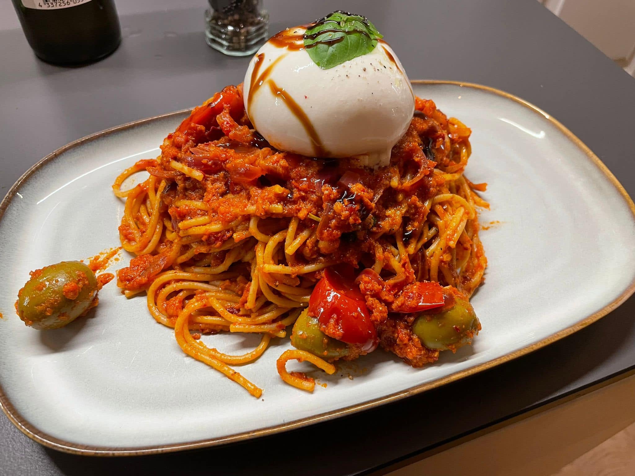 Spaghetti mit Tomatensauce und Käse, fotografiert im Nudeltöpfchen